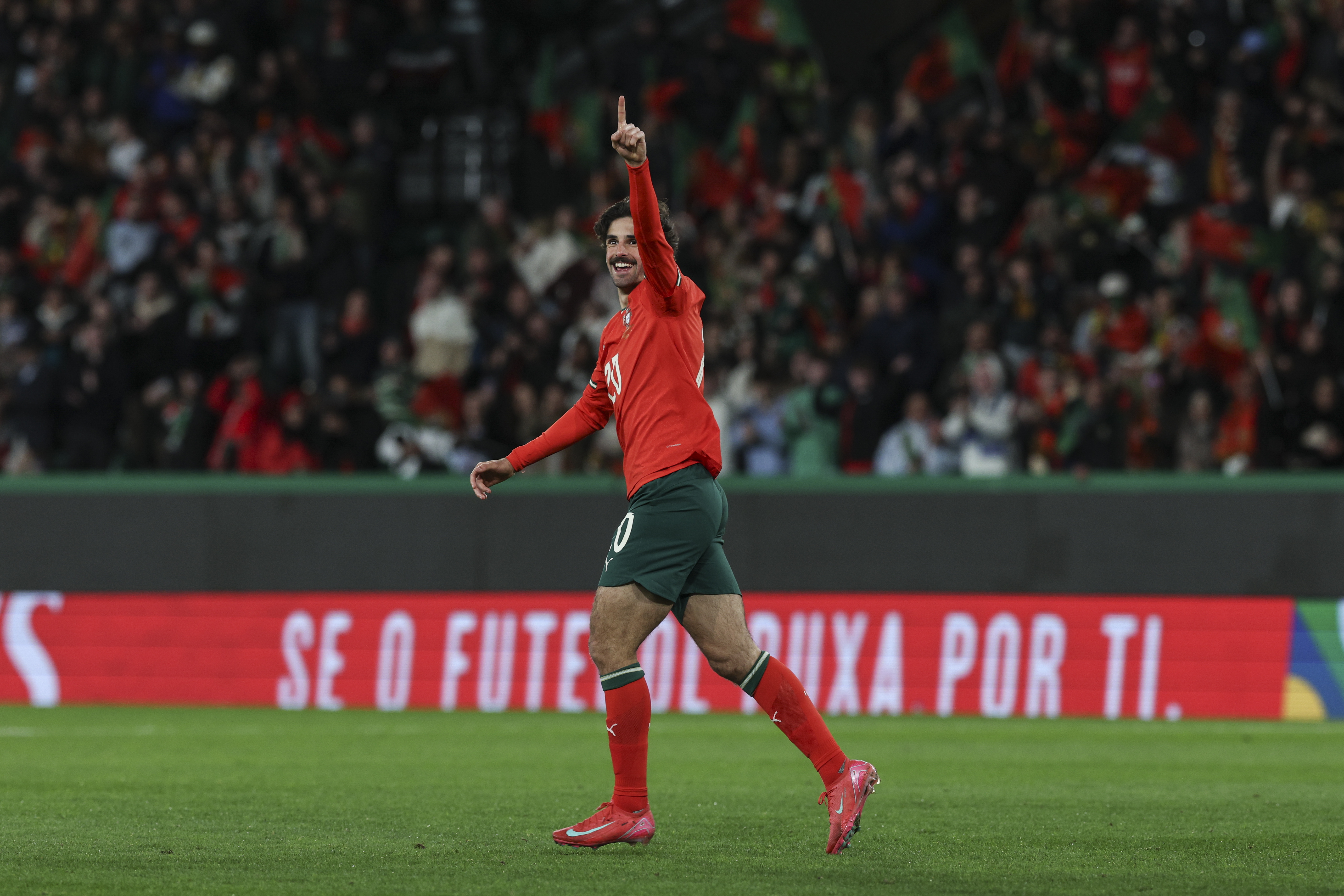 包含球队备战欧国联，发挥出色，球员信心满满的词条