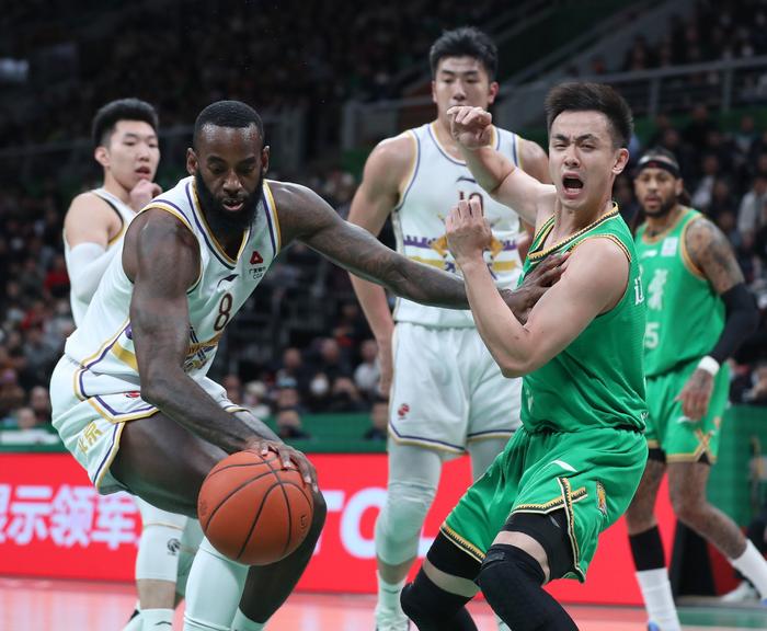 比赛中球员身体对抗呈现出激烈场面